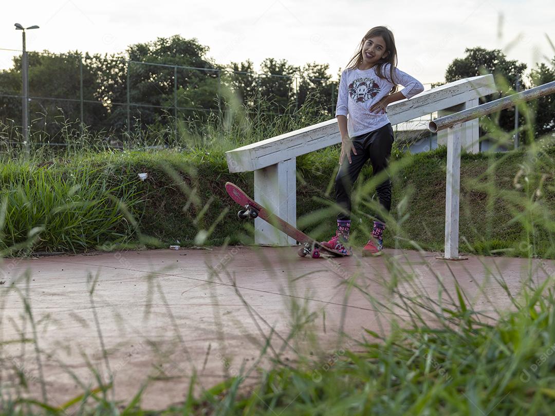 Menina tirando foto iluminaçao do sol Imagem JPG