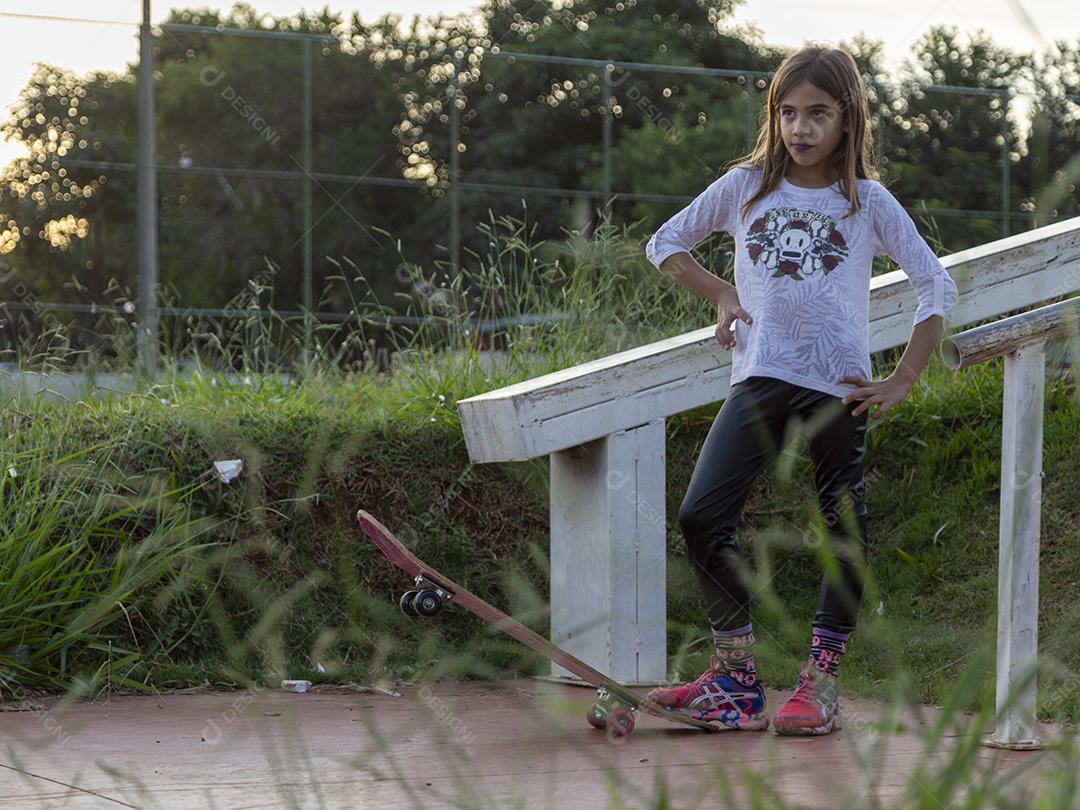 Garota em um ensaio fotografico praça Imagem JPG