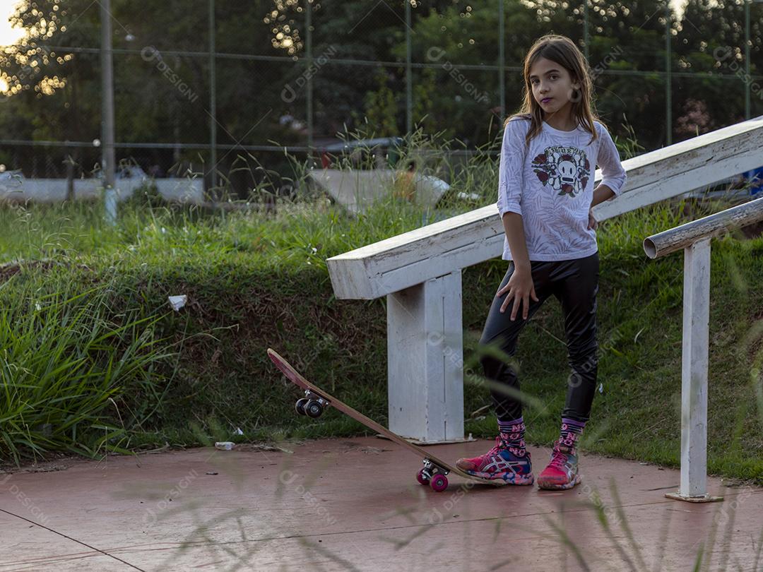 Garota em um ensaio fotografico praça Imagem JPG