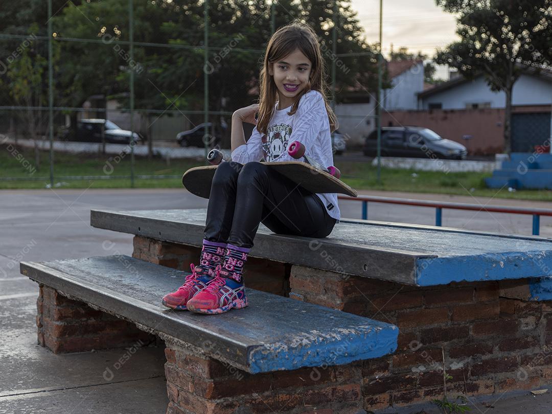 Garota em um ensaio fotografico praça Imagem JPG