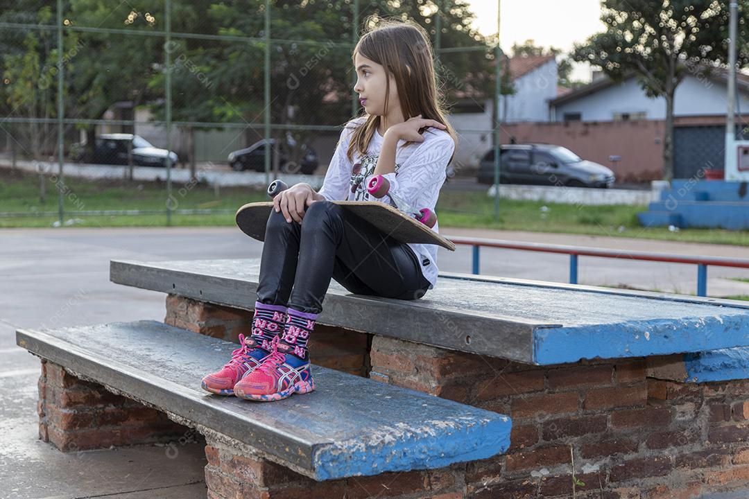 Garota em um ensaio fotografico praça Imagem JPG