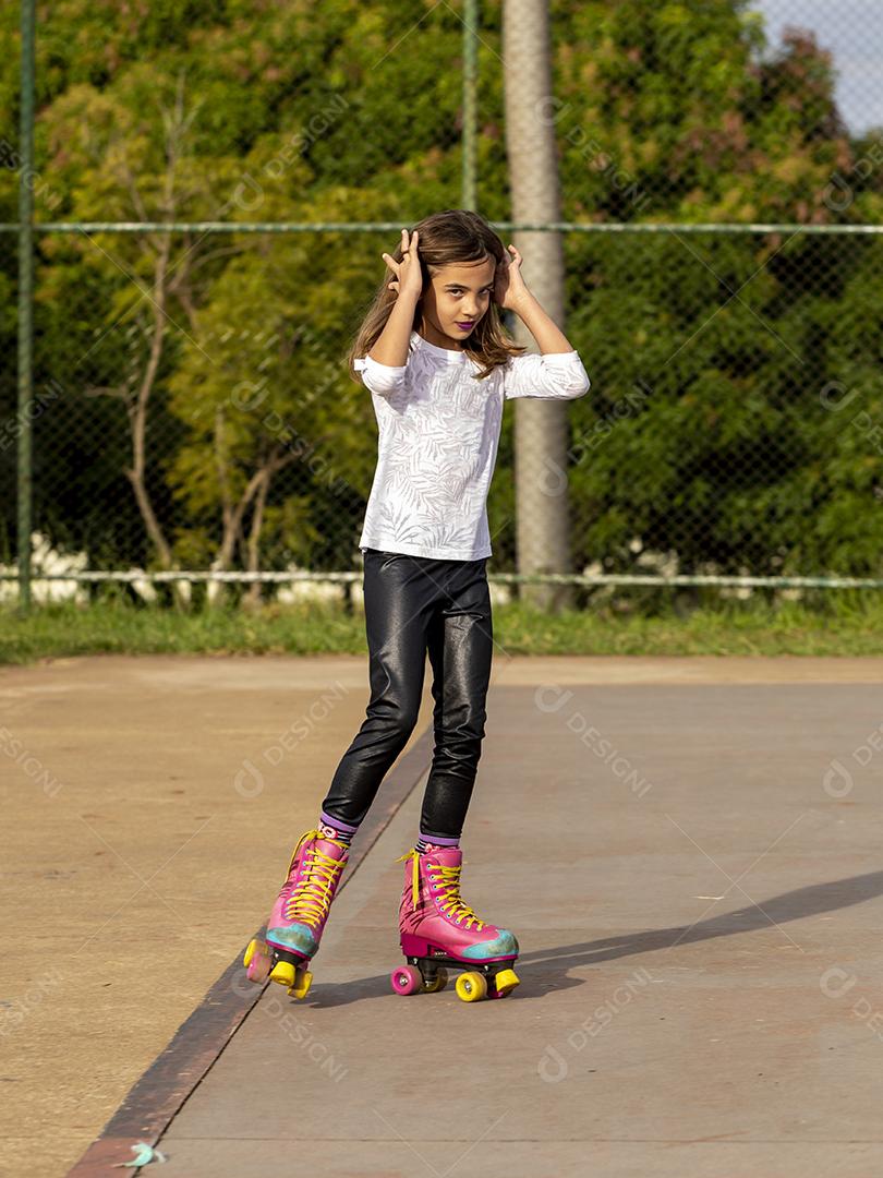 Garota andando de patins em uma quadra Imagem JPG