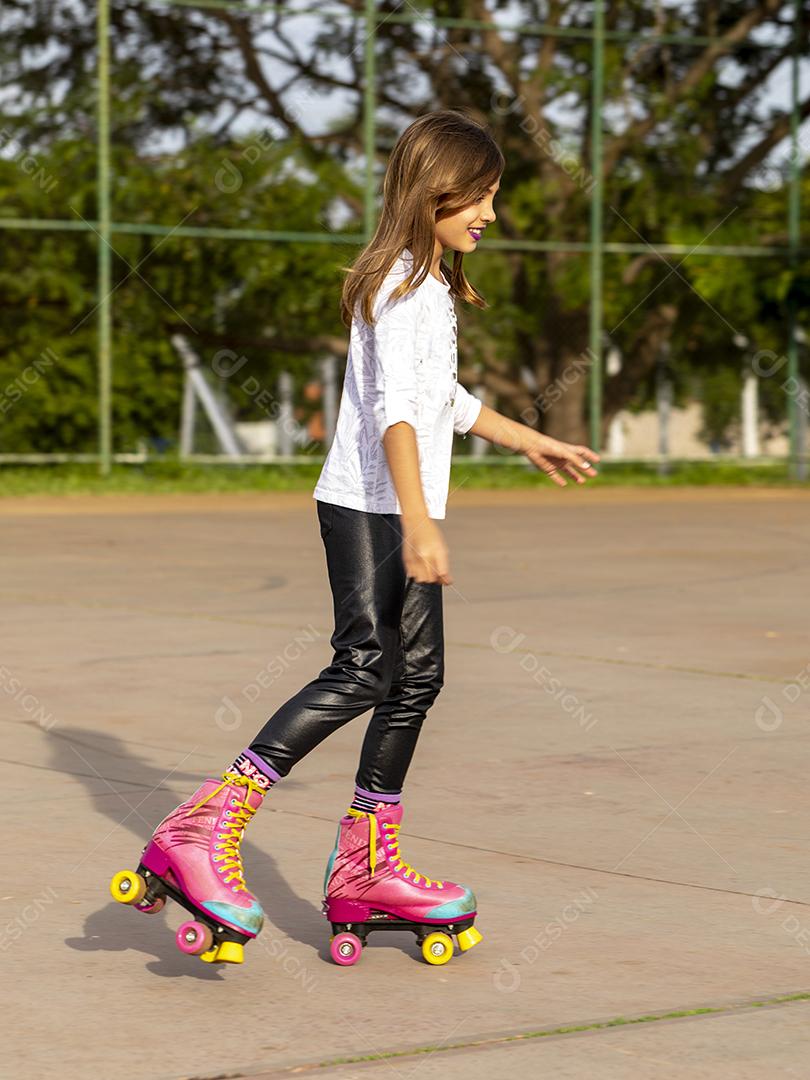 Garota andando de patins em uma quadra Imagem JPG