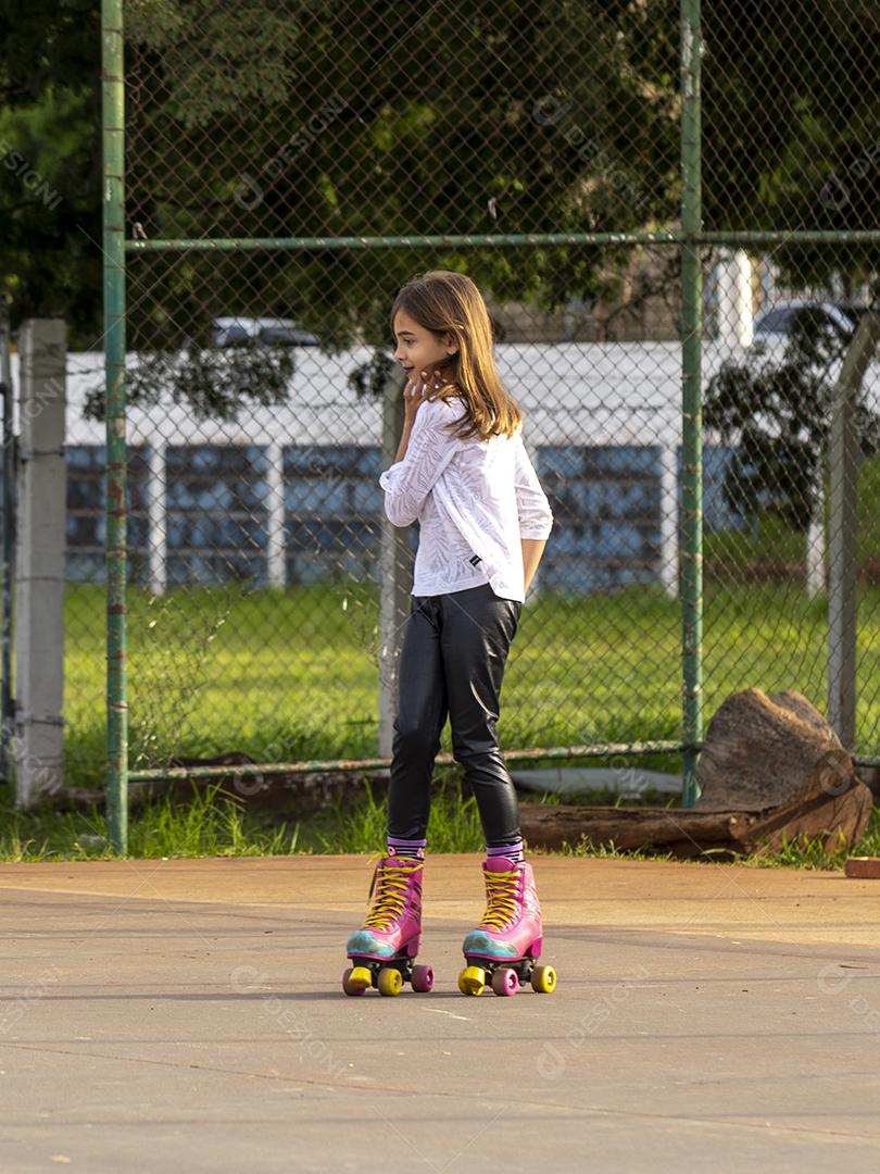 Garota andando de patins em uma quadra Imagem JPG