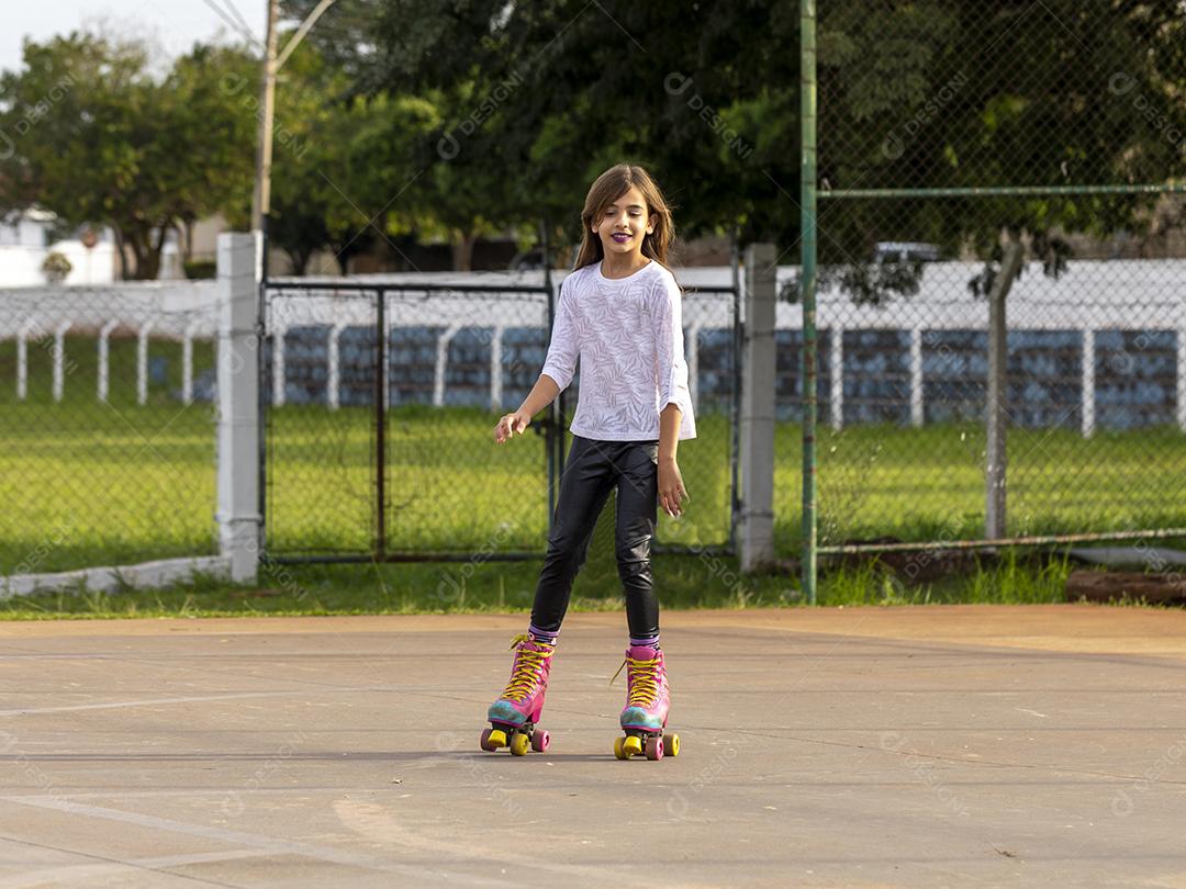 Garota andando de patins em uma quadra Imagem JPG