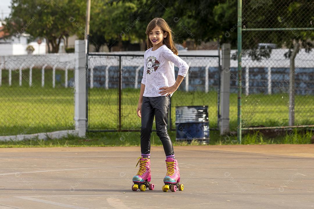 Garota andando de patins em uma quadra Imagem JPG