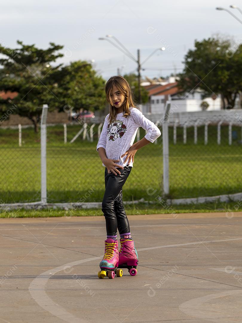 Garota andando de patins em uma quadra Imagem JPG