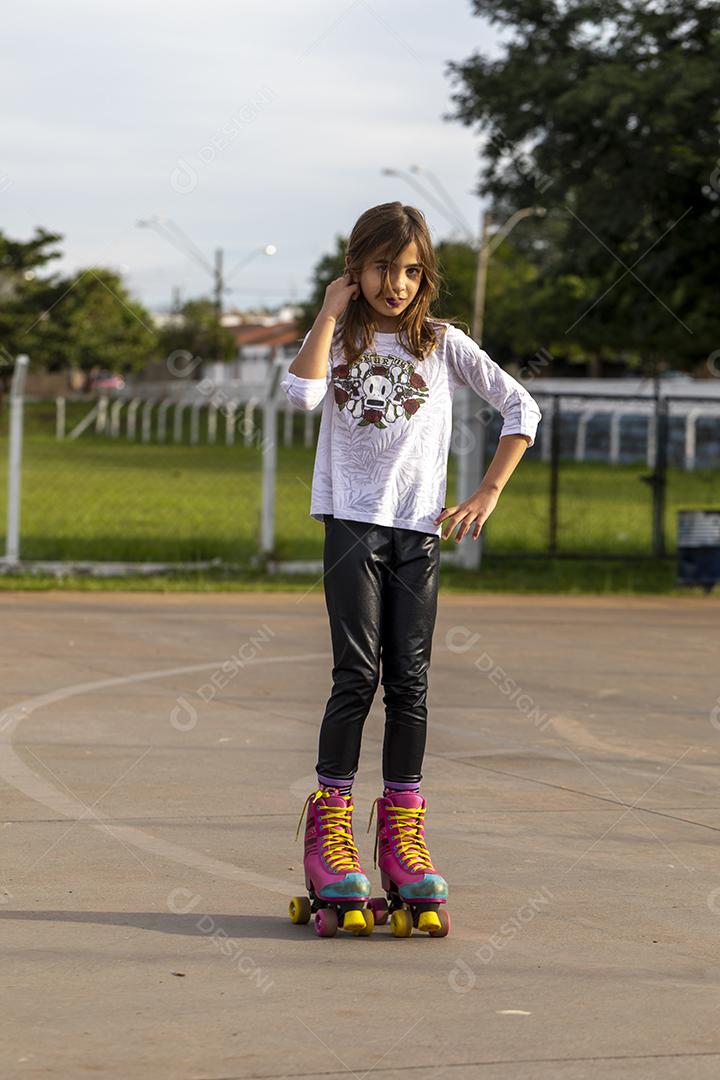 Garota andando de patins em uma quadra Imagem JPG