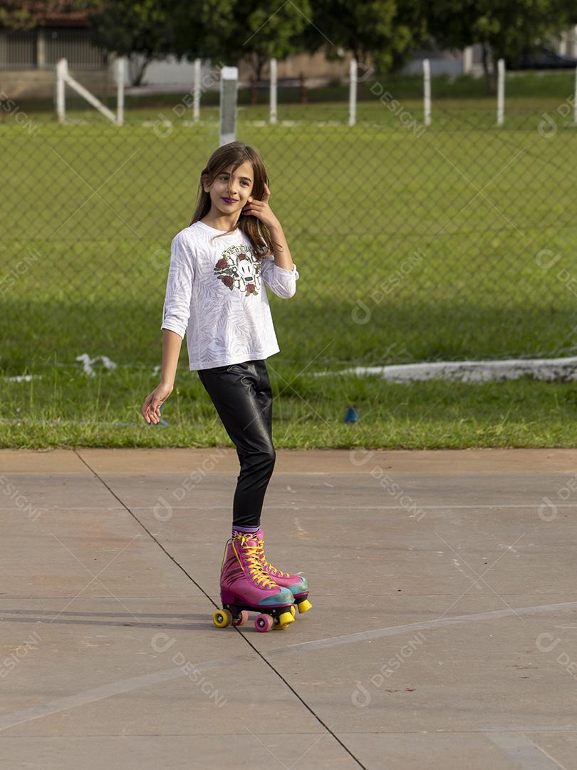 Garota andando de patins em uma quadra Imagem JPG