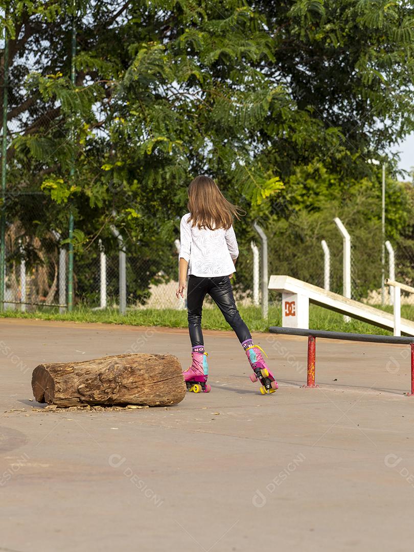 Garota andando de patins em uma quadra Imagem JPG