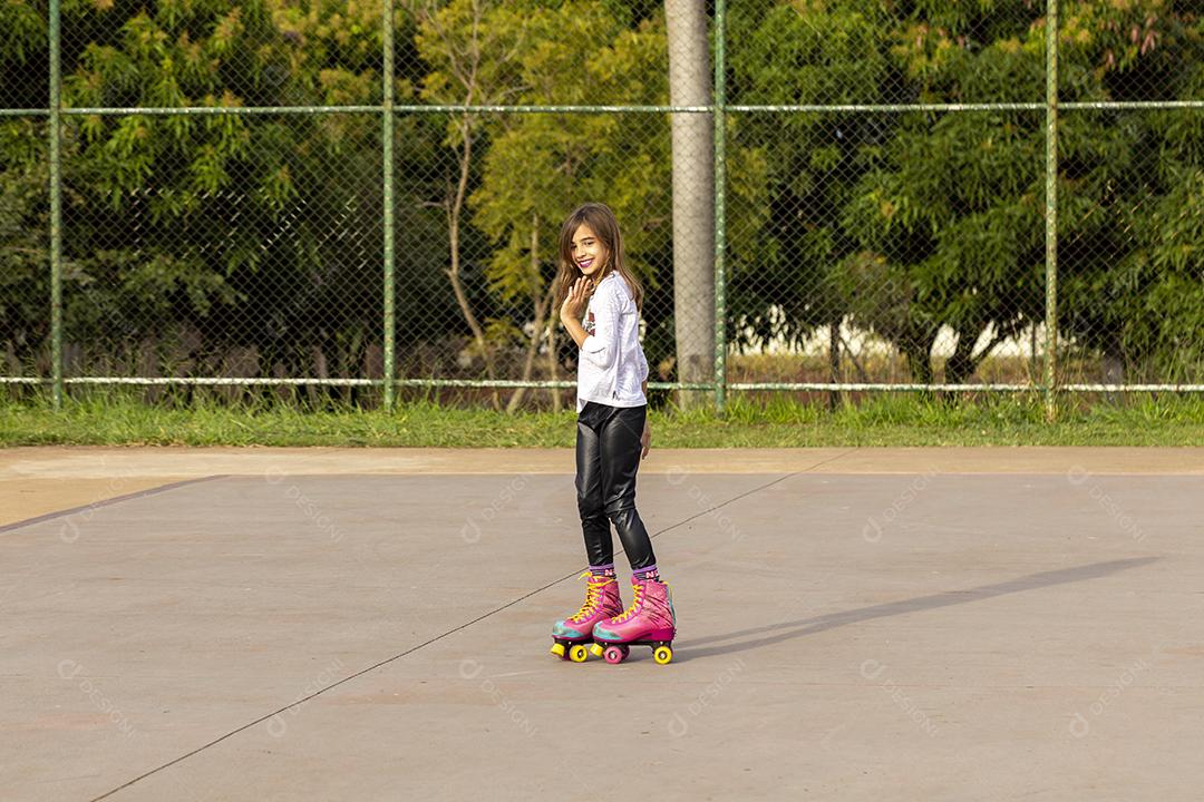 Garota andando de patins em uma quadra Imagem JPG