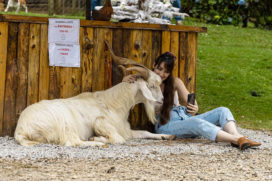 Mulher tomando selfie com cabra imagem JPG