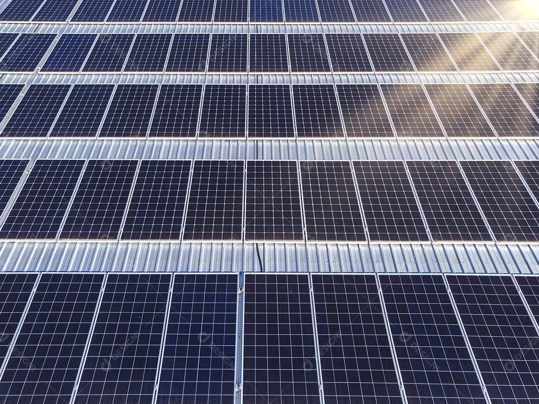 Raios do sol sobre uma usina fotovoltaica Imagem JPG