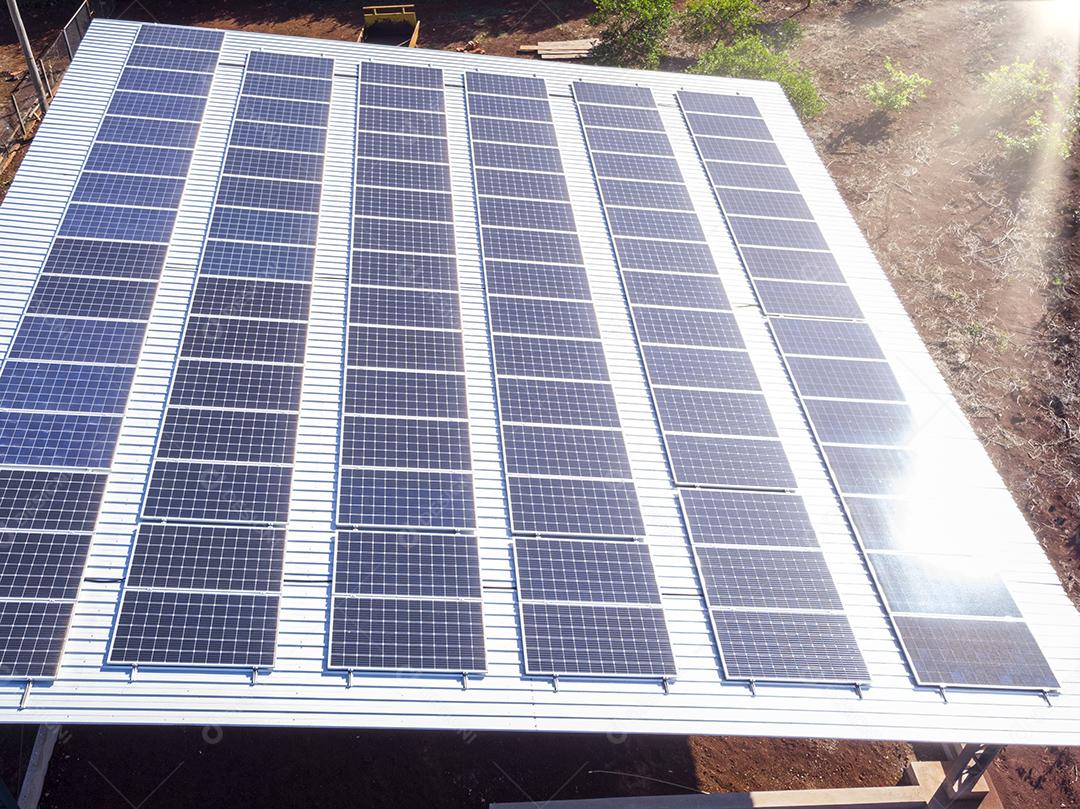 Raios do sol sobre uma usina fotovoltaica Imagem JPG