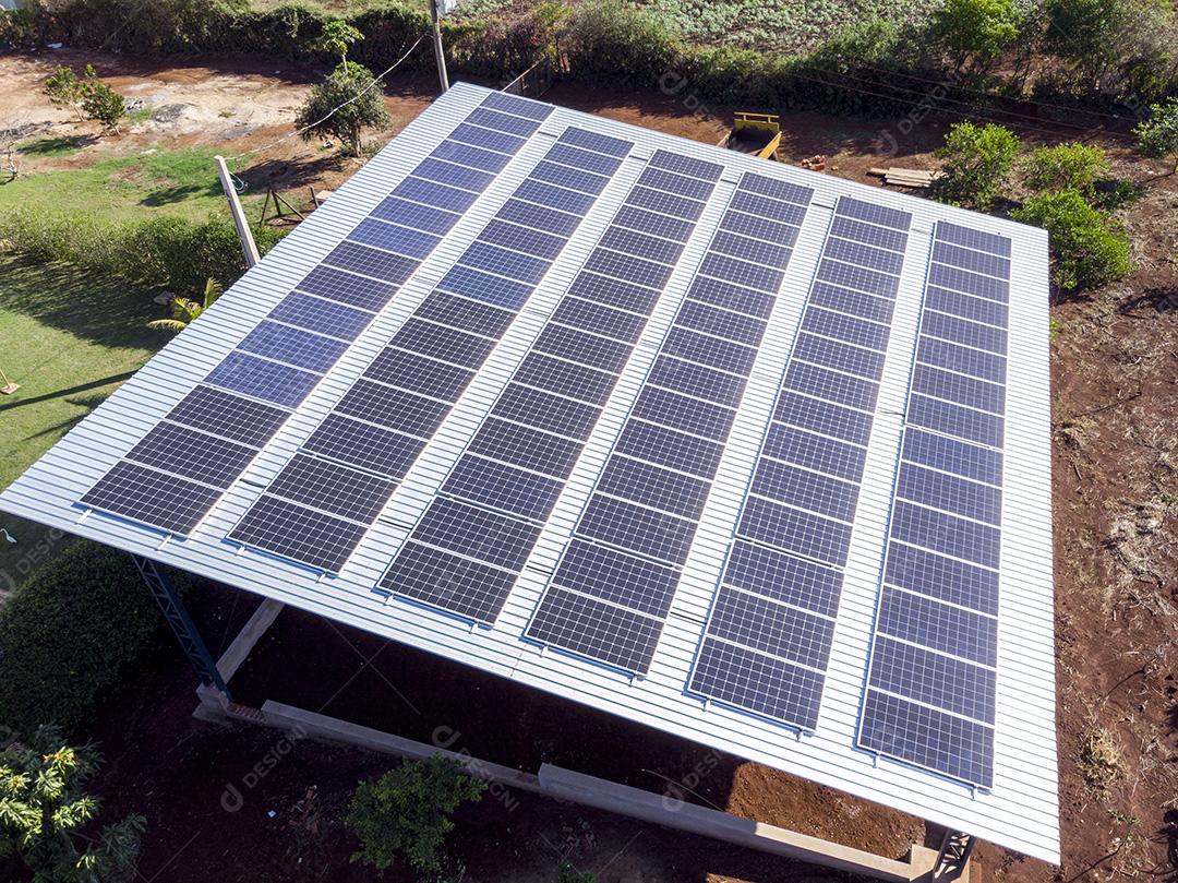 Raios do sol sobre uma usina fotovoltaica Imagem JPG