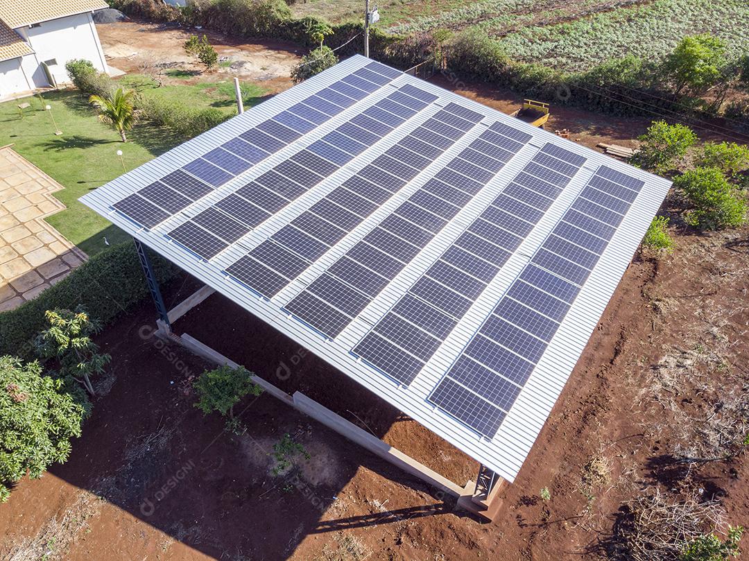 Raios do sol sobre uma usina fotovoltaica Imagem JPG