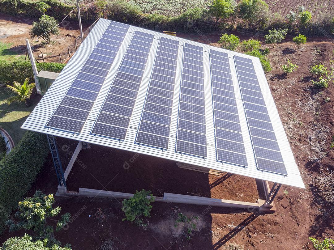 Raios do sol sobre uma usina fotovoltaica Imagem JPG