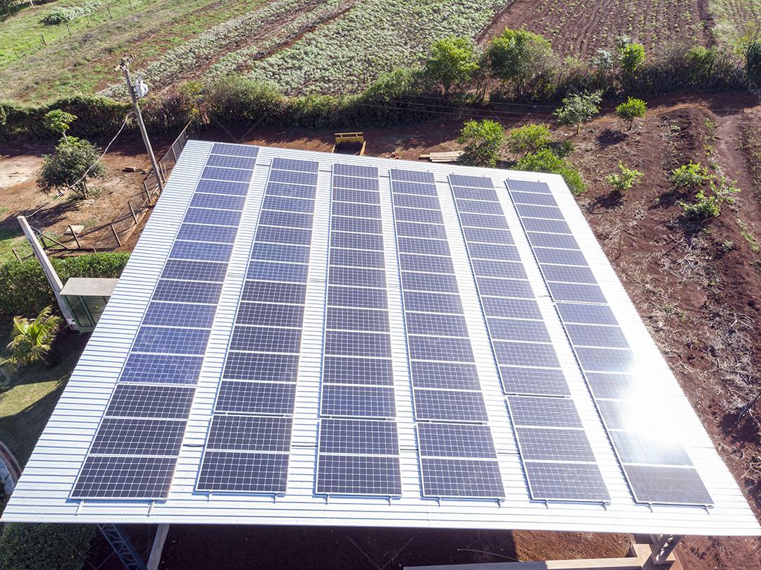 Raios do sol sobre uma usina fotovoltaica Imagem JPG