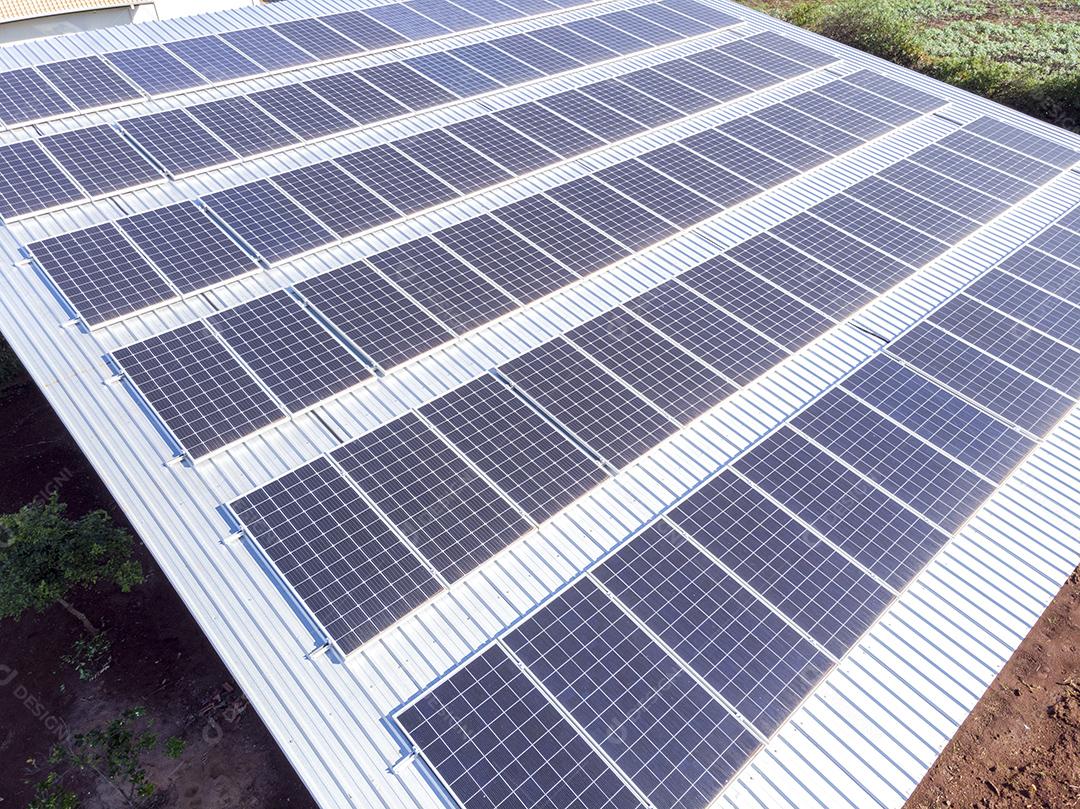 Raios do sol sobre uma usina fotovoltaica Imagem JPG