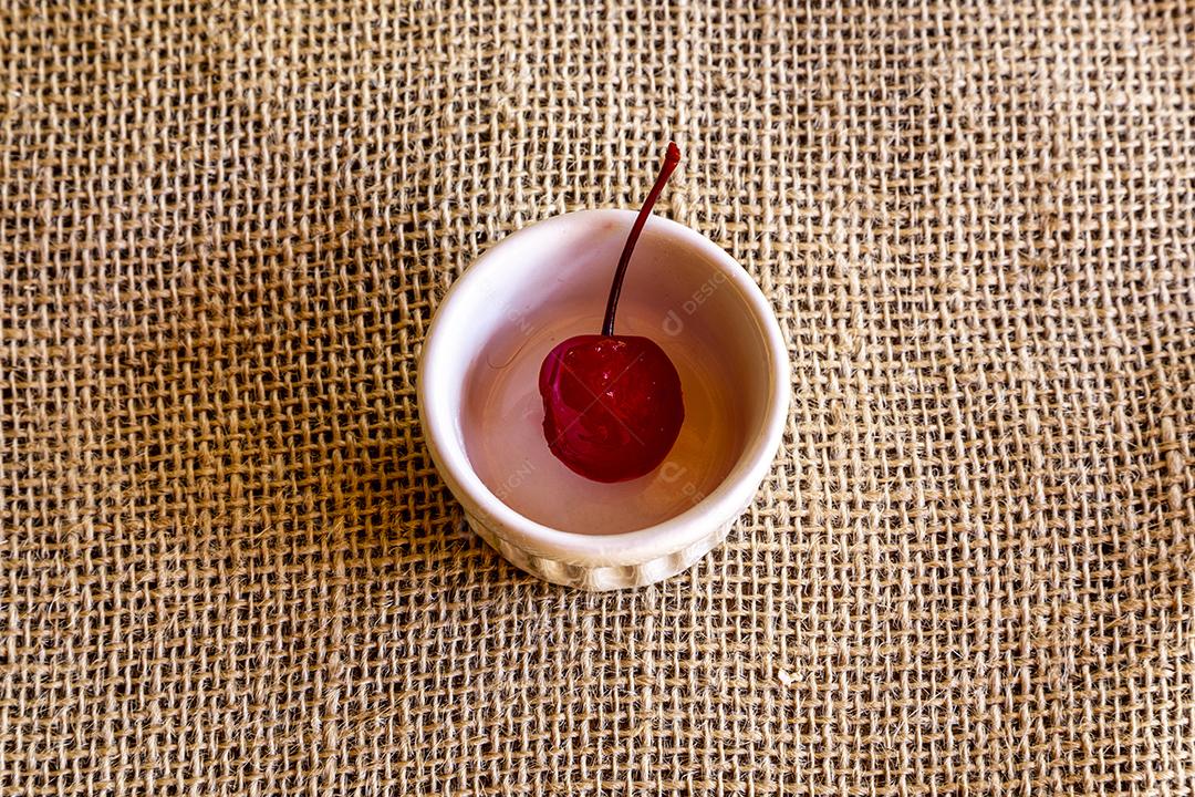 Deliciosas cerejas em tigela sobre fundo de madeira Imagem JPG