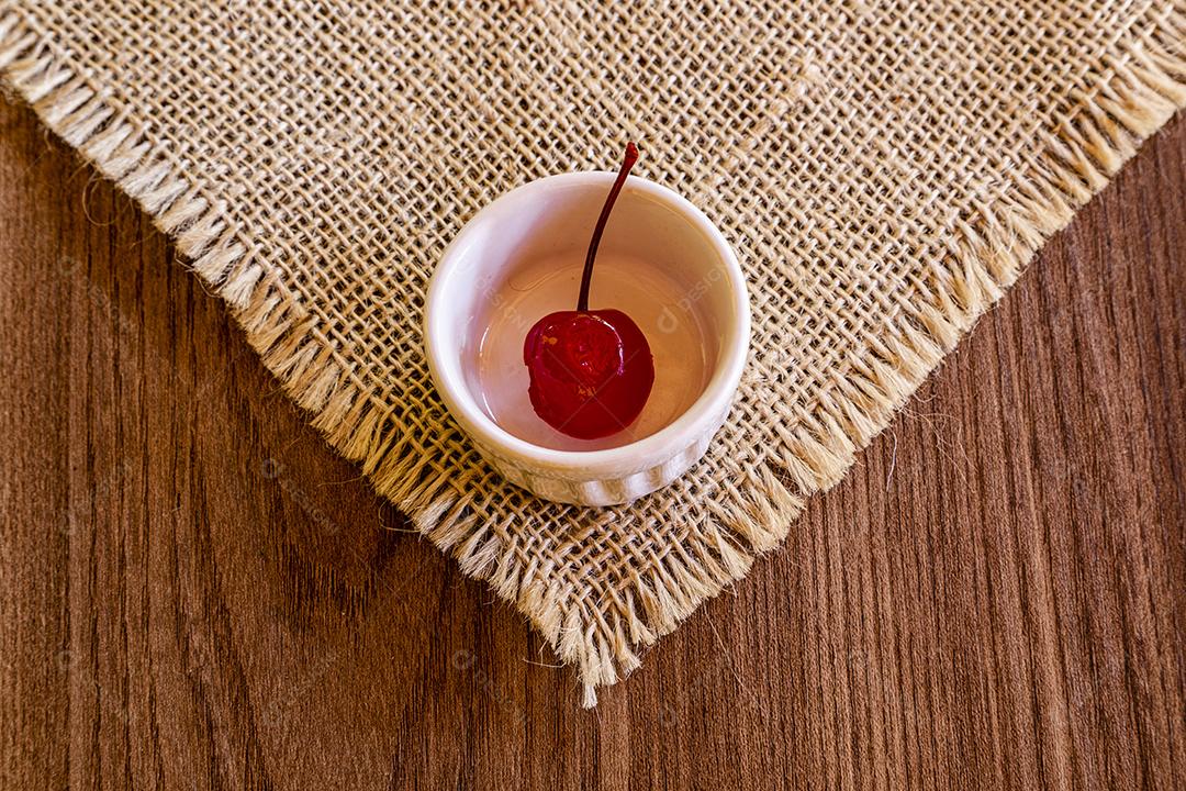 Deliciosas cerejas em tigela sobre fundo de madeira Imagem JPG