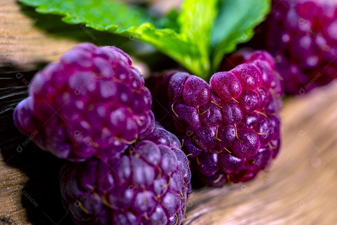 Fotografia macro de frutas de framboesa em fundo de madeira rústica Imagem JPG