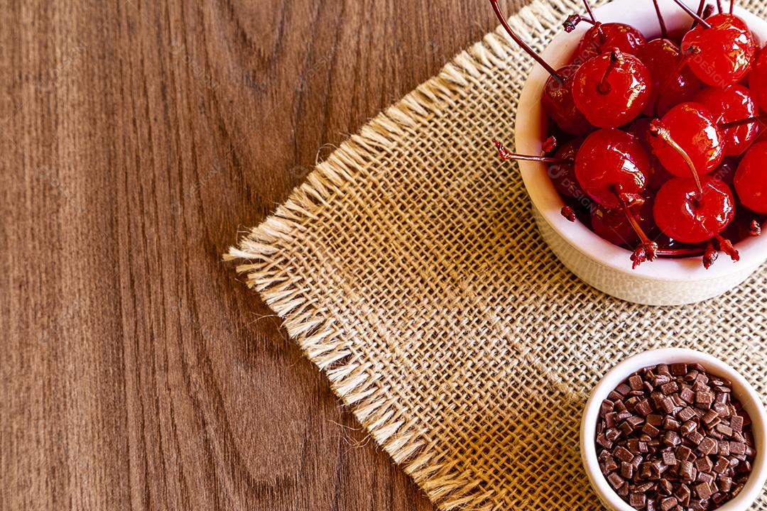 Deliciosas cerejas em tigela sobre fundo de madeira Imagem JPG