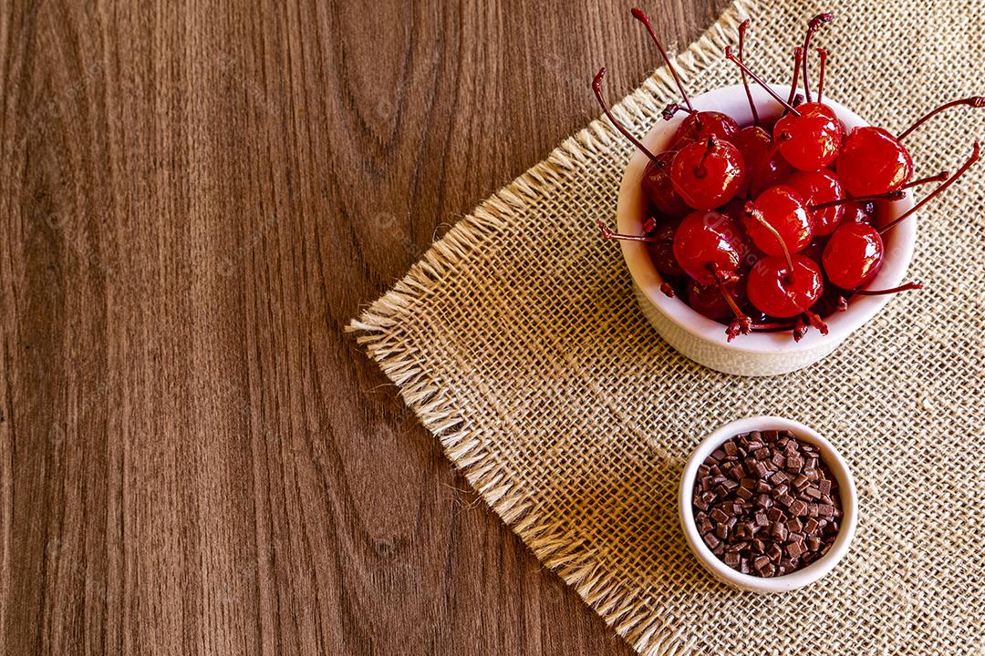 Deliciosas cerejas em tigela sobre fundo de madeira Imagem JPG