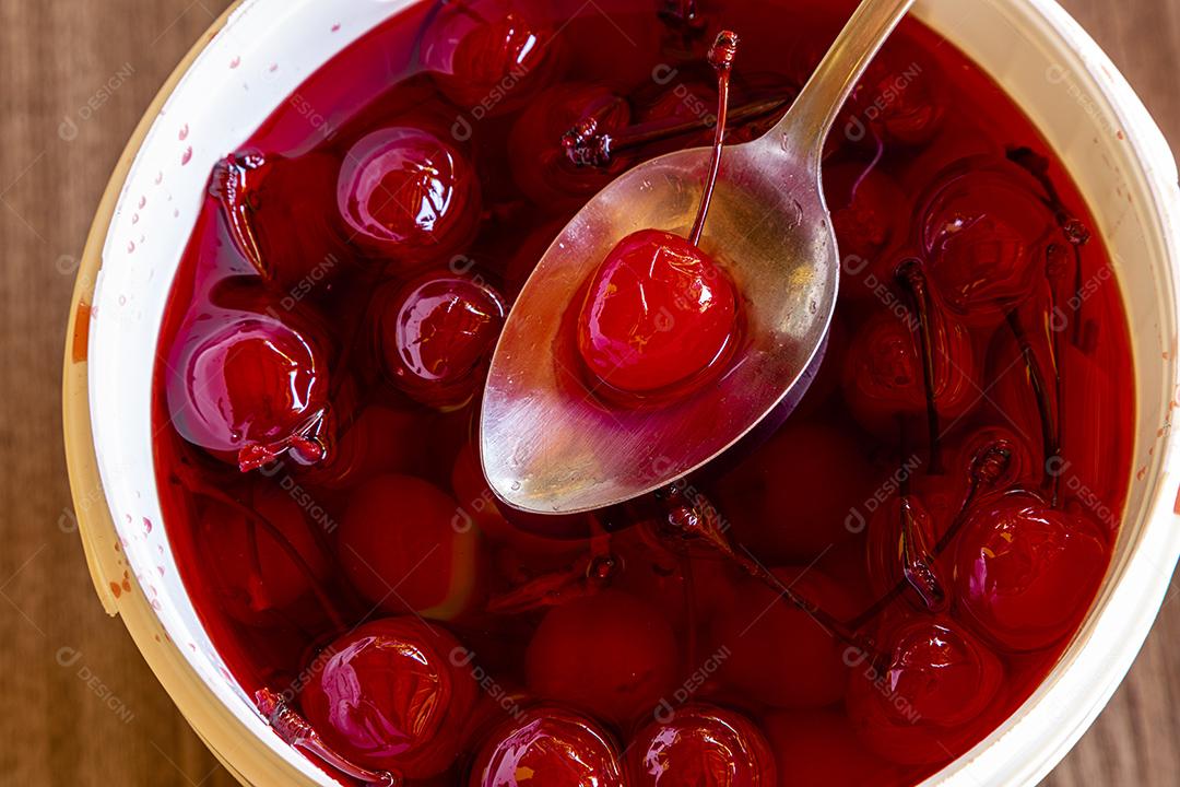 Deliciosas cerejas em tigela sobre fundo de madeira Imagem JPG
