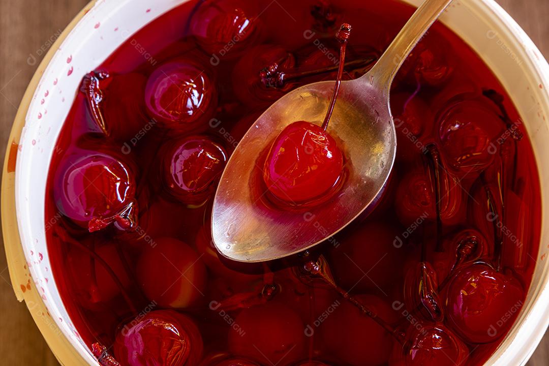 Deliciosas cerejas em tigela sobre fundo de madeira Imagem JPG