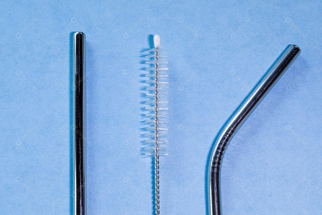 canudos de aço inoxidável reutilizáveis ​​e escova de limpeza em fundo azul Imagem JPG