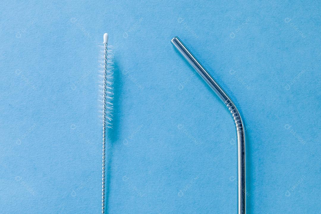 canudos de aço inoxidável reutilizáveis ​​e escova de limpeza em fundo azul Imagem JPG