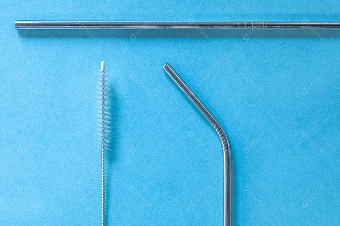 canudos de aço inoxidável reutilizáveis ​​e escova de limpeza em fundo azul Imagem JPG