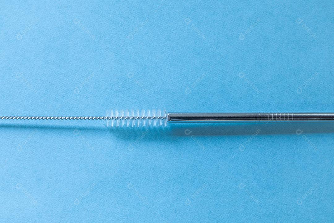 canudos de aço inoxidável reutilizáveis ​​e escova de limpeza em fundo azul Imagem JPG
