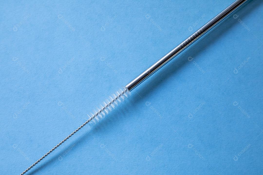 canudos de aço inoxidável reutilizáveis ​​e escova de limpeza em fundo azul Imagem JPG