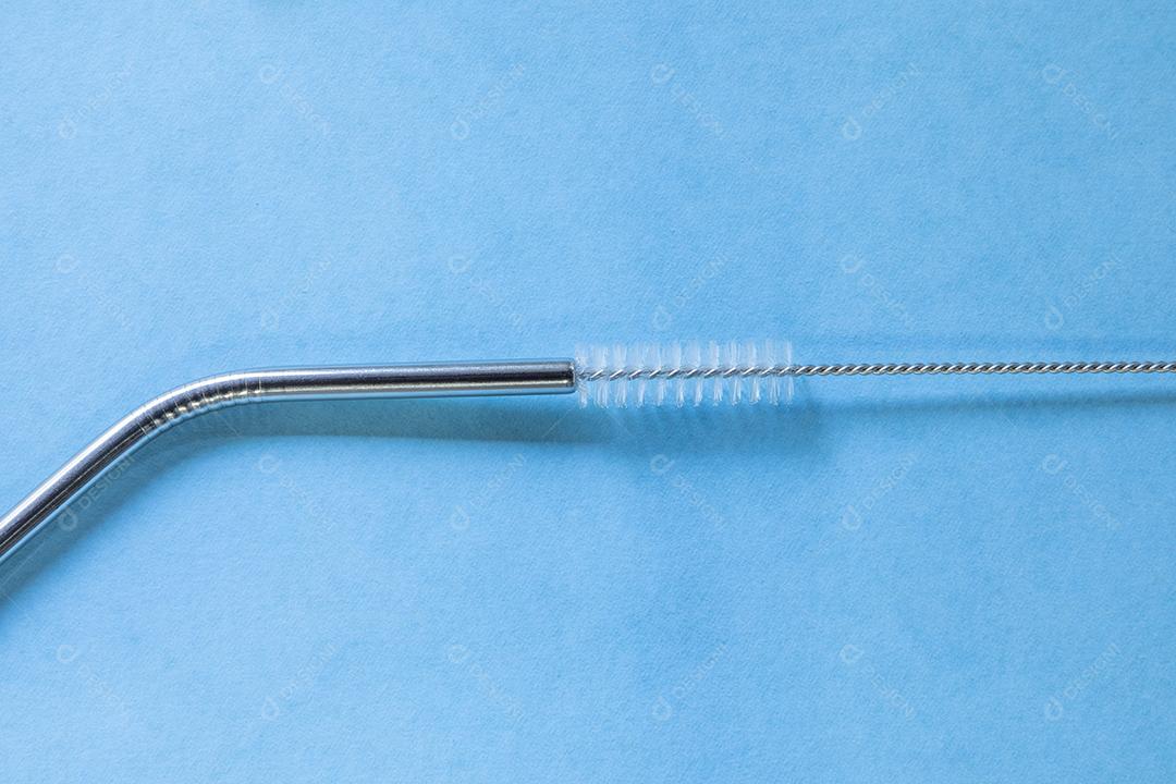 canudos de aço inoxidável reutilizáveis ​​e escova de limpeza em fundo azul Imagem JPG