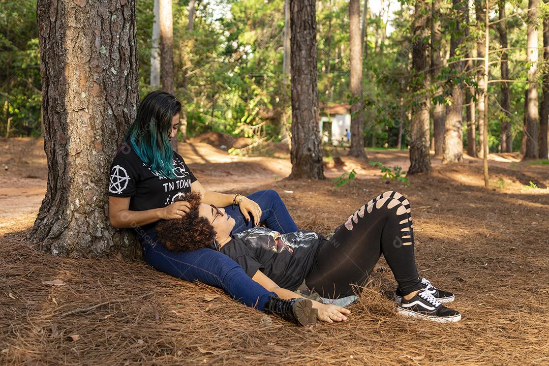 Casal de namoradas lésbicas em um lindo dia ensolarado no parque.Imagem JPG