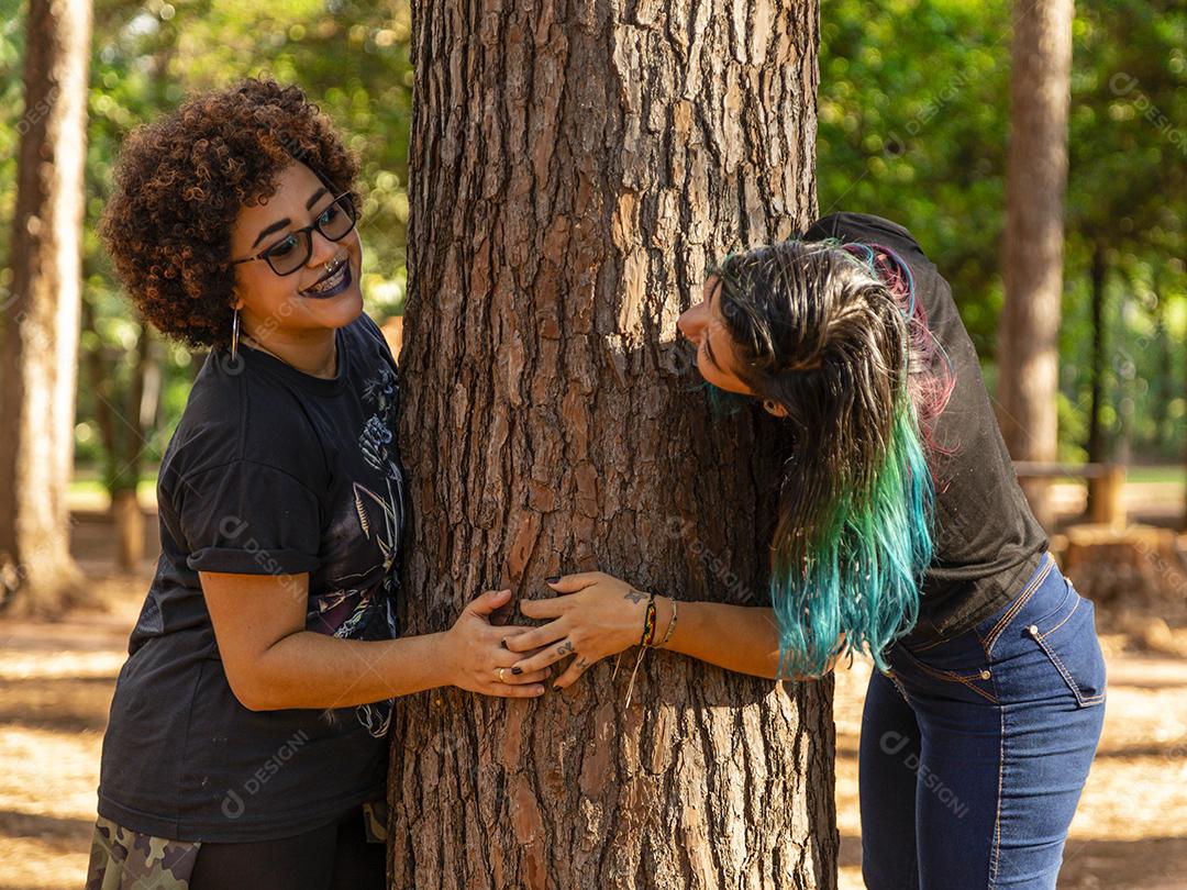 Casal de namoradas lésbicas em um lindo dia ensolarado no parque.Imagem JPG