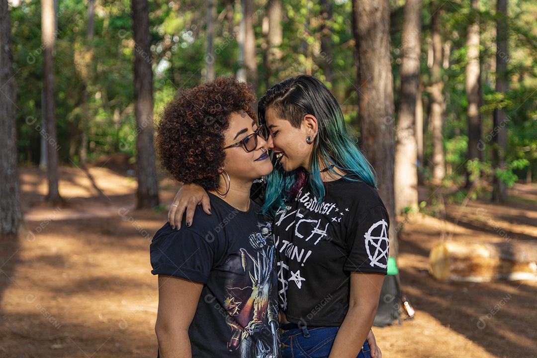 Casal de namoradas lésbicas em um lindo dia ensolarado no parque.Imagem JPG