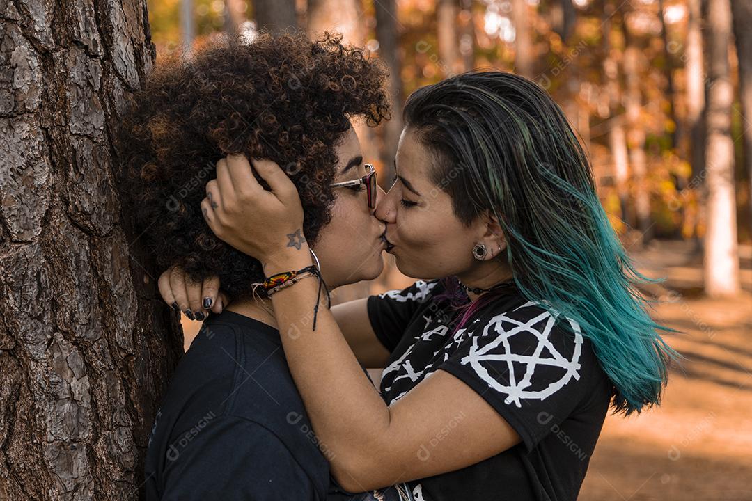 Casal de namoradas lésbicas em um lindo dia ensolarado no parque.Imagem JPG