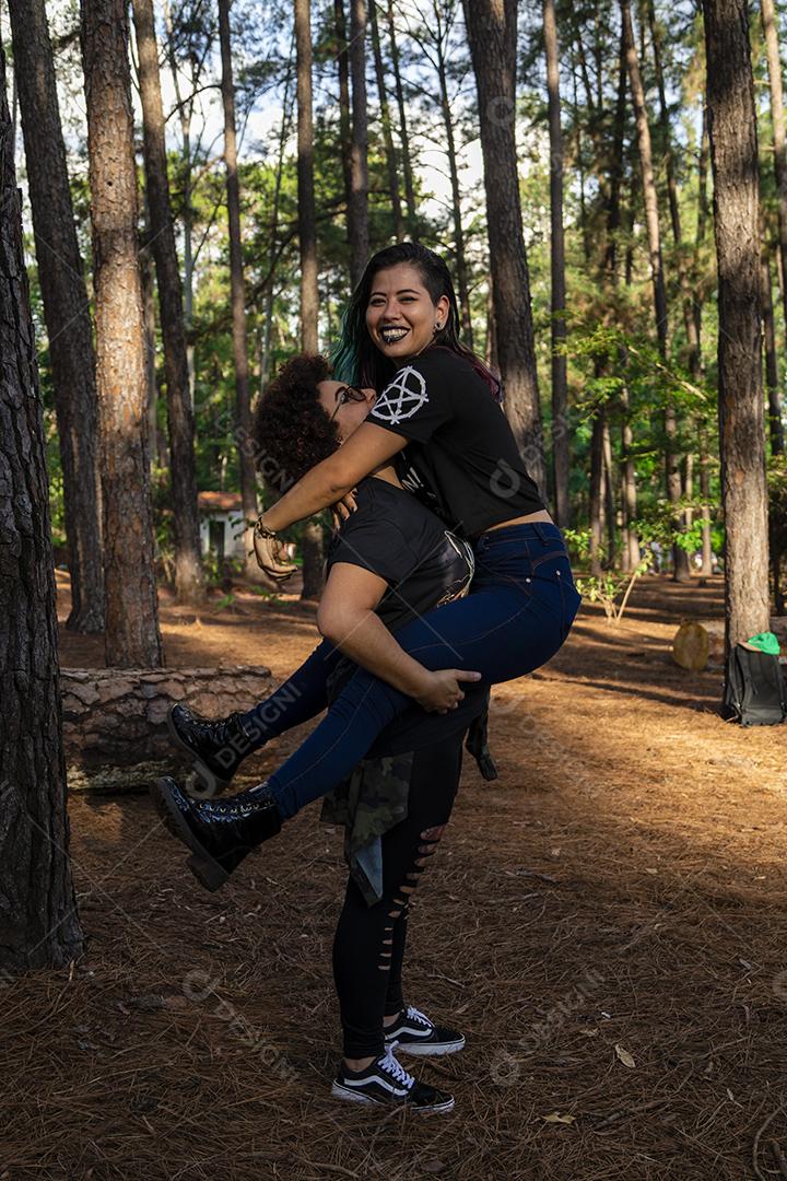 Casal de namoradas lésbicas em um lindo dia ensolarado no parque.Imagem JPG