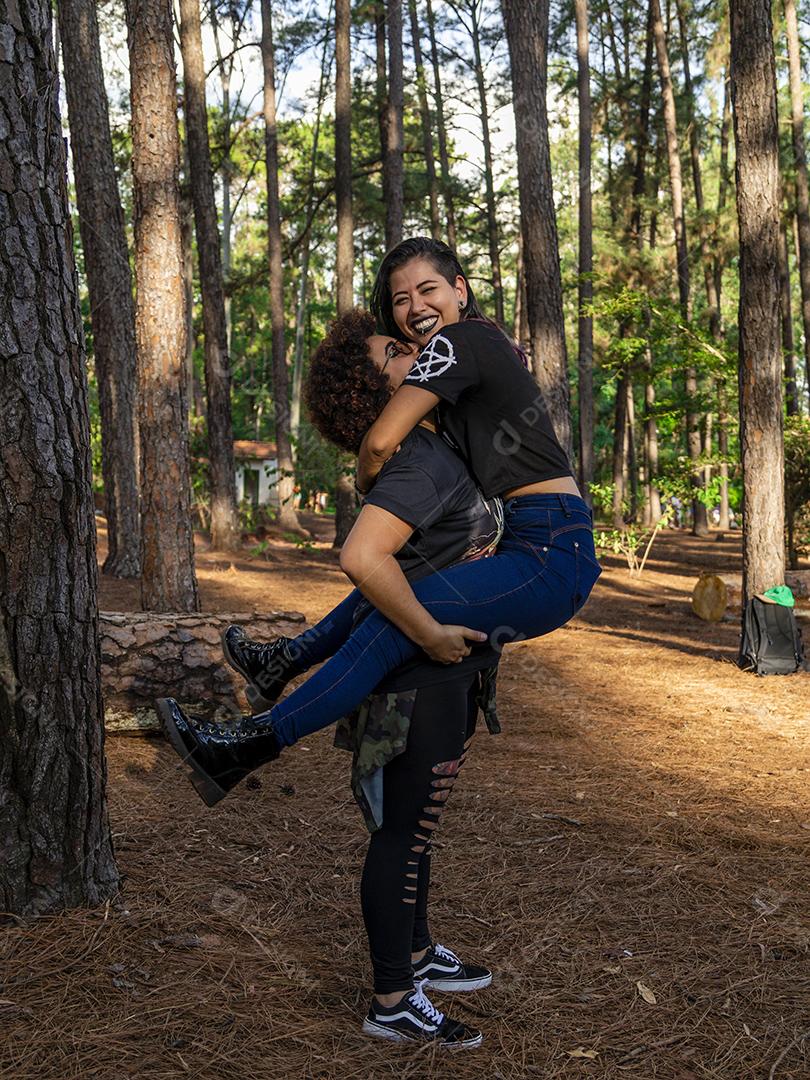 Casal de namoradas lésbicas em um lindo dia ensolarado no parque.Imagem JPG