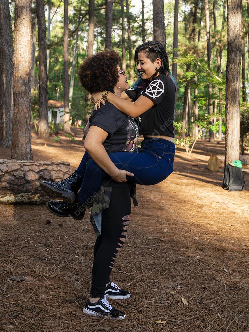 Casal de namoradas lésbicas em um lindo dia ensolarado no parque.Imagem JPG