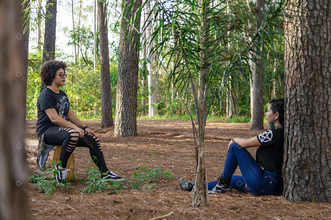 Casal de namoradas lésbicas em um lindo dia ensolarado no parque.Imagem JPG