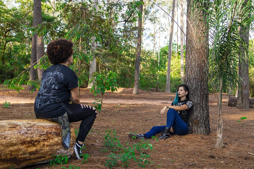 Casal de namoradas lésbicas em um lindo dia ensolarado no parque.Imagem JPG