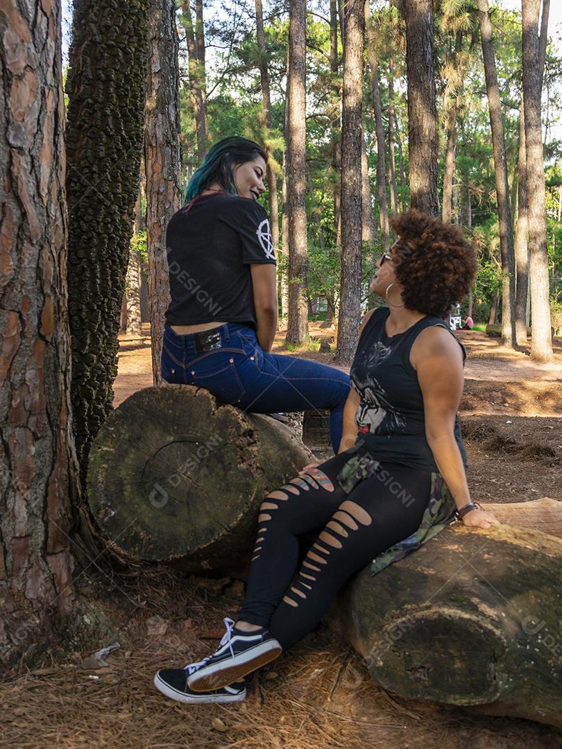 Casal de namoradas lésbicas em um lindo dia ensolarado no parque.Imagem JPG