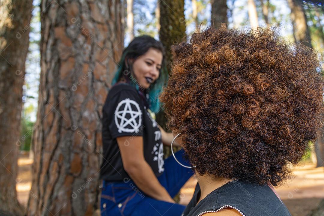 Casal de namoradas lésbicas em um lindo dia ensolarado no parque.Imagem JPG