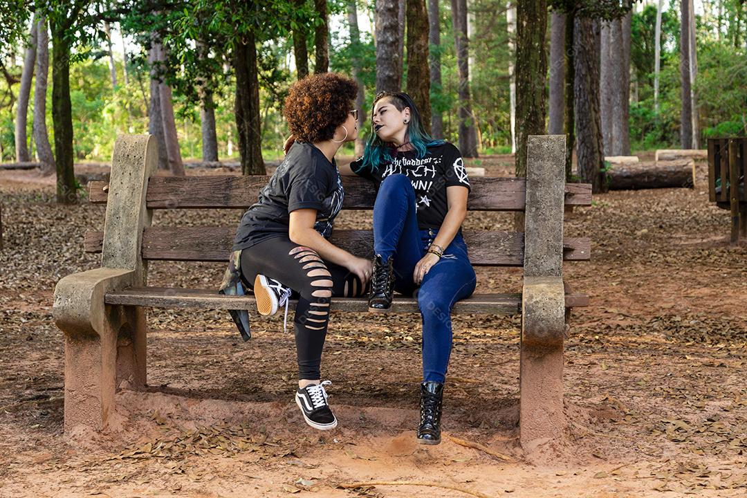 Casal de namoradas lésbicas em um lindo dia ensolarado no parque.Imagem JPG