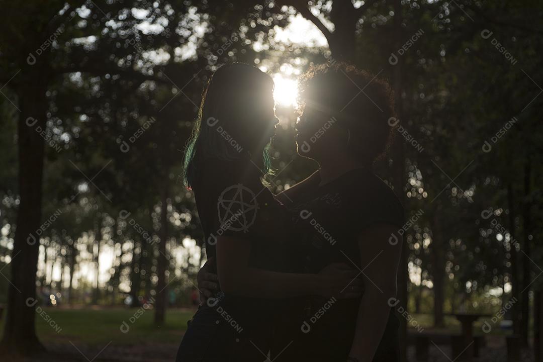 Casal de namoradas lésbicas em um lindo dia ensolarado no parque.Imagem JPG