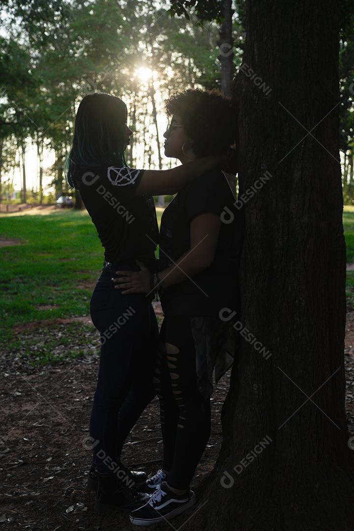 Casal de namoradas lésbicas em um lindo dia ensolarado no parque.Imagem JPG